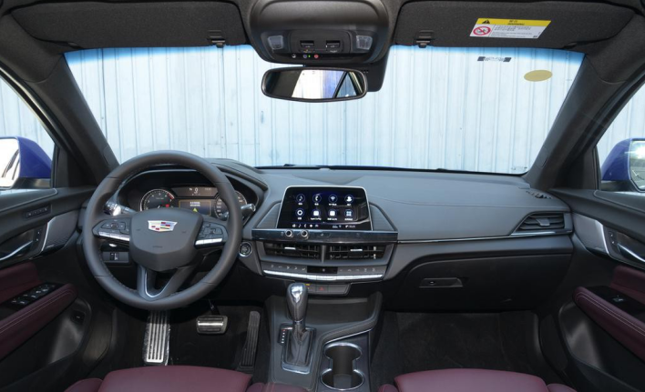 凯迪拉克ct4内饰更吸睛反观奔驰a级,由于它的尾灯采用了横向布局,因此