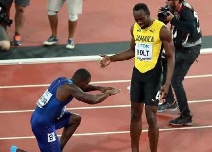 加特林夺冠跪拜博尔特,却为何遭伦敦7万人狂嘘?