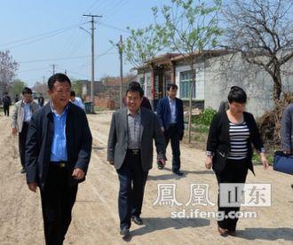 刘占勤带公路局科室到阳信坡庄村现场办公