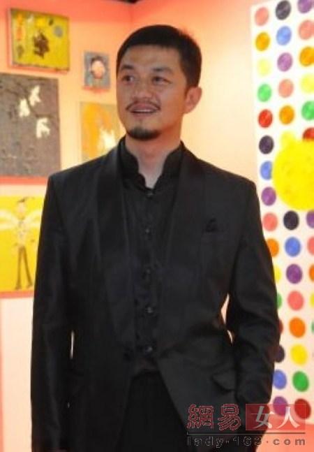 李亚鹏:《将爱情进行到底》中的大学生形象深入人心,如今的亚鹏留着小