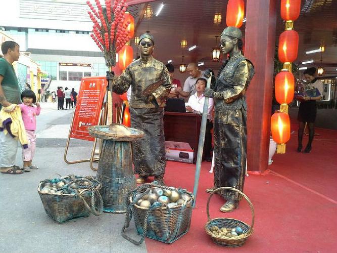 云南景洪普洱活体雕塑行为艺术演出现场