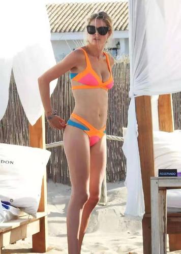 杜晨.科洛斯穿拼色泳衣海滩度假,看上去太迷人!