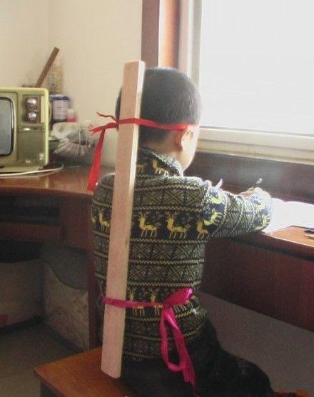 怕孩子坐姿不对会导致驼背近视,家长想出这一招来!