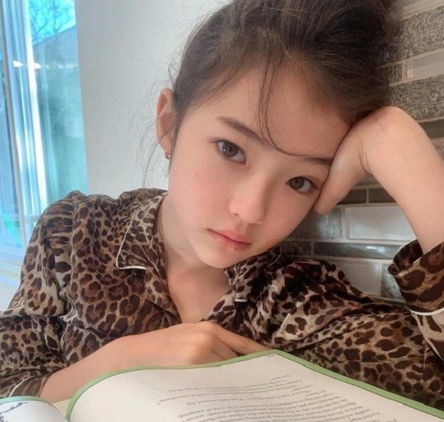 10岁女孩女拍"性感"照片走红,引网友热议:性教育刻不容缓