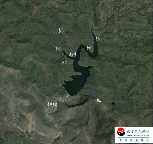 侧面看来龙入首主星玄武,龙穴,案山         图三:此地龙穴卫星全图