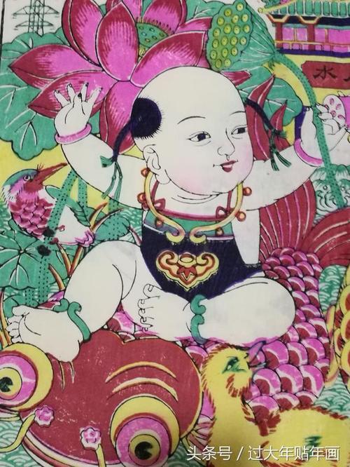 两个胖娃娃骑着大金鱼肩扛俩荷花