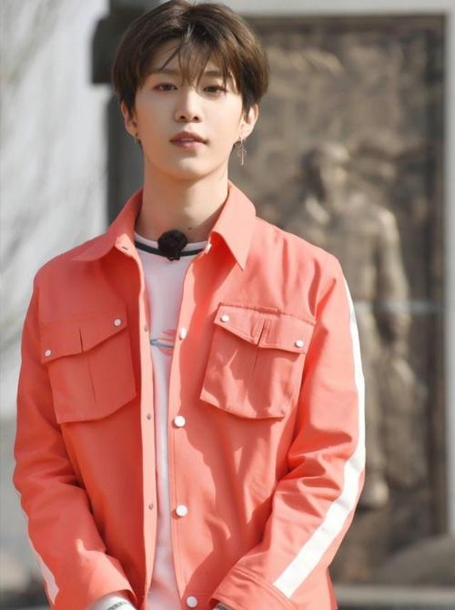 李汶翰时尚穿搭帅气清爽,范丞丞一身蓝色运动装,潮流减龄!