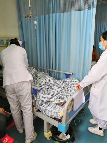 护士为老人输液