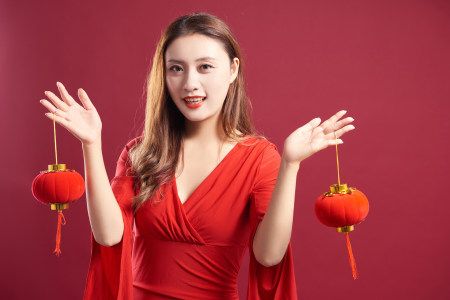 精选过年穿着红裙庆祝的气质美女25