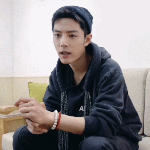 肖战,貌似很喜欢这样挑眉,还挺可爱的