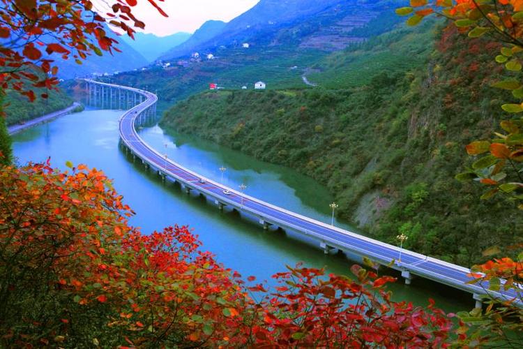 本届文化旅游节将于9月25日在宜昌市兴山县启动,当晚开幕式将进行云