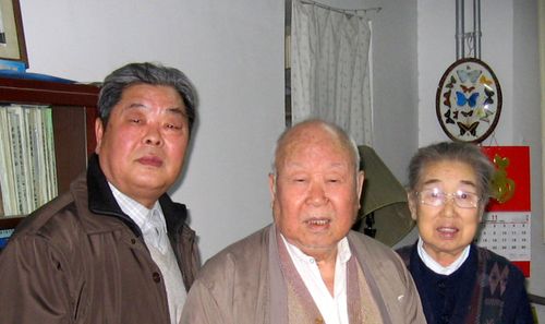 2006年1月7日,李尚志来家中看望老人.爷俩见面交谈甚欢.