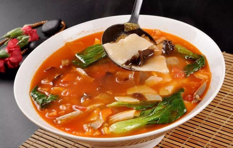 烩面是一种荤,素,汤,菜,饭兼而有之的河南传统美食,以优质高筋面粉为