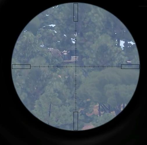 用瞄准镜看,如下