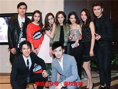 杨幂旗下艺人合照,右二为黄梦莹