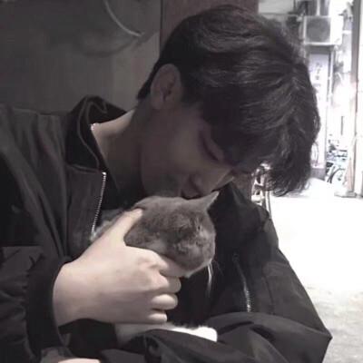 男头抱着黑猫的qq头像
