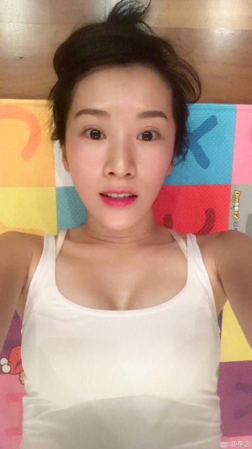 李念晒自拍解锁新姿势,身体的柔韧性极佳