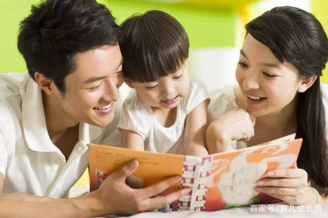 家长陪孩子看书,转移注意力