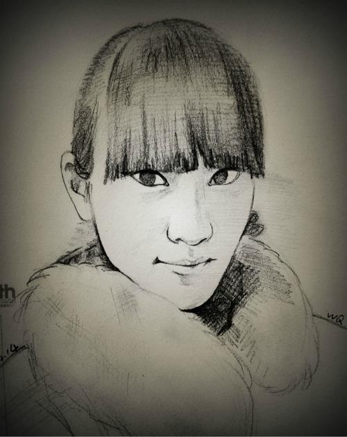 留齐刘海的女孩