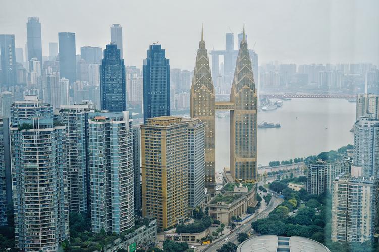 窗外的大金楼双子塔