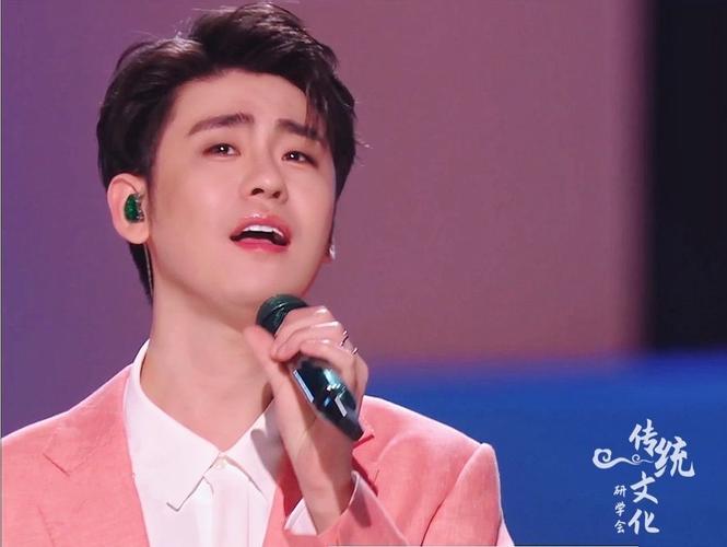穿粉t的张云雷青春可爱,我从未想过粉色的张云雷能如此温柔缱绻