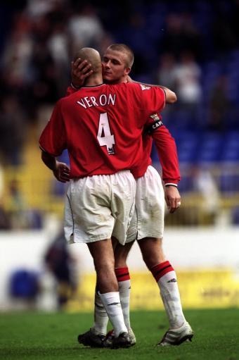 范尼小贝成就红魔经典    与贝隆同庆      新浪体育讯 曼联主教练