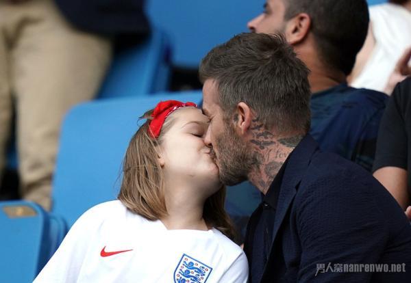 贝克汉姆和小七看台上亲吻无惧争议依旧我行我素