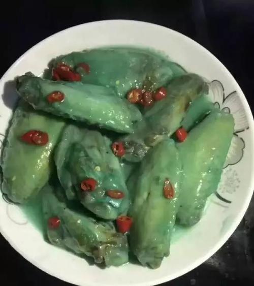 有人用它做了一份可乐鸡翅记得蓝色可乐刚出来的时候感觉冷色系的食物