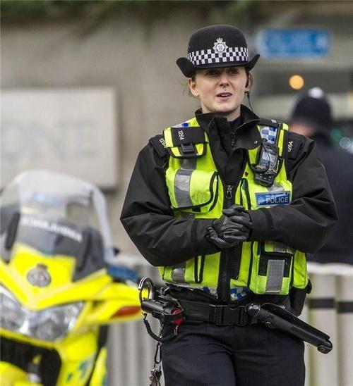 女警朋友圈走红 盘点世界各国女警形象 中国的最打动人心!