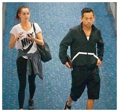 洗米华陪情人逛街,mandy羡慕别人手提购物袋,洗米华却