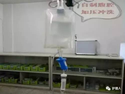因一套腹腔冲洗器的成本高,手术室的护士们利用输液加压器和输血器