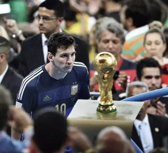 破纪录夺欧冠冲世界杯,梅西签约巴黎暗藏玄机,2年后重返巴萨?