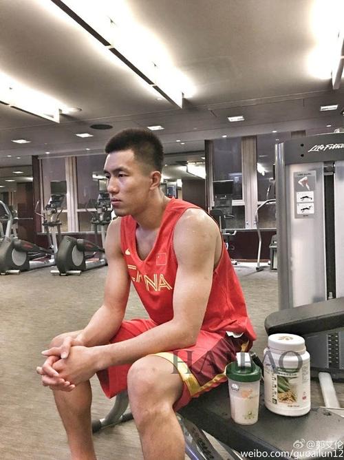 郭艾伦,一枚90后肌肉线条超好看少年,是国家篮球队运动员,司职控球