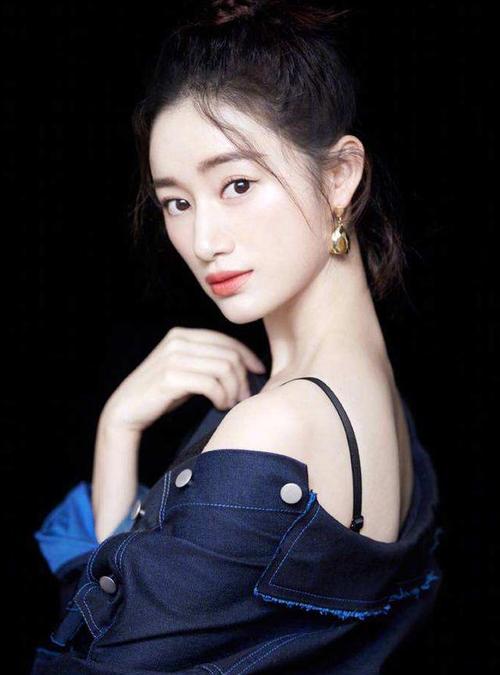 1993年1月2日生于上海市长宁区,毕业于上海戏剧学院,中国内地影视女