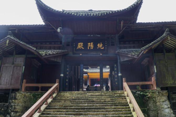 徒步踏青峨眉山,玩转半山也是极美