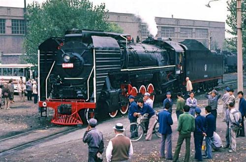 1983年的大同,大同机车工厂制造的一台火车头在试运行.