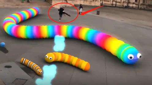 真人版贪吃蛇,小哥亲身游戏,一个bug让小哥差点被吃了!