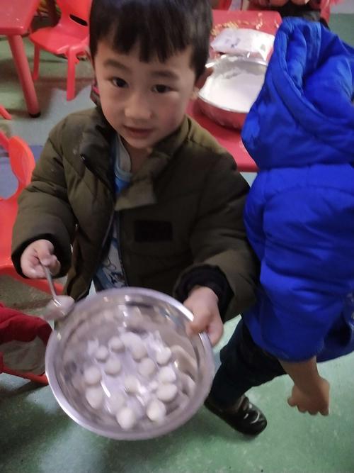 新蕾幼儿园大一班"巧手做汤圆,开心吃汤圆"