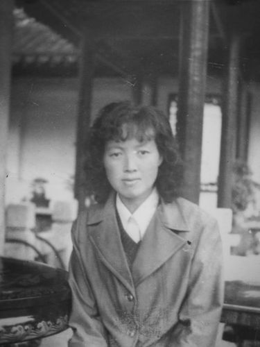 上世纪八十年代中期,全国女孩流行烫发!这位民女烫发后似电影明星.