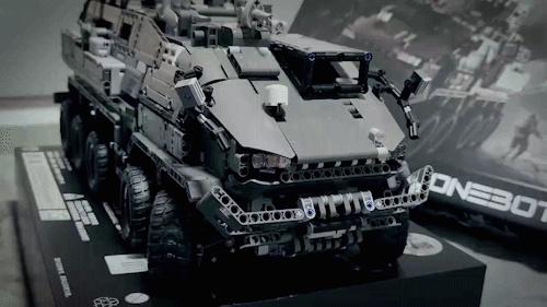 这辆"流浪地球"积木装甲车,2800 零件亲手复刻,科幻迷