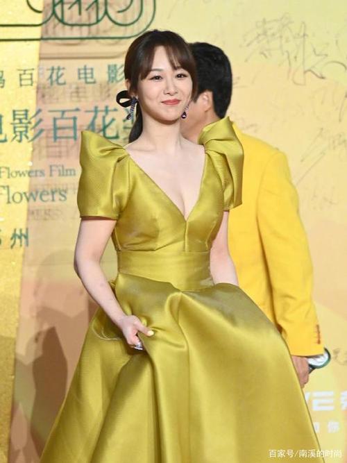 杨紫身材不错,穿一袭深v裙女人味十足,性感大气