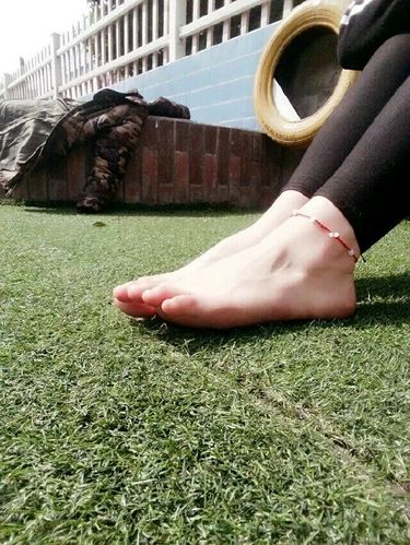 赤脚上学,在操场,脚丫好看不