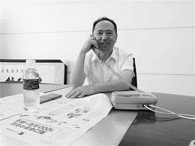 北京师范大学海口附属学校校长王宏接听家长来电