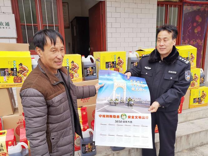 宝鸡交警支队领导春节前到扶贫帮困联系点马家湾村走访慰问