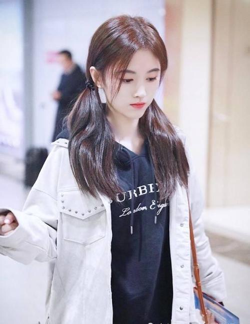 原创 鞠婧祎对着手机照镜,不小心露出犯傻的表情,怕是