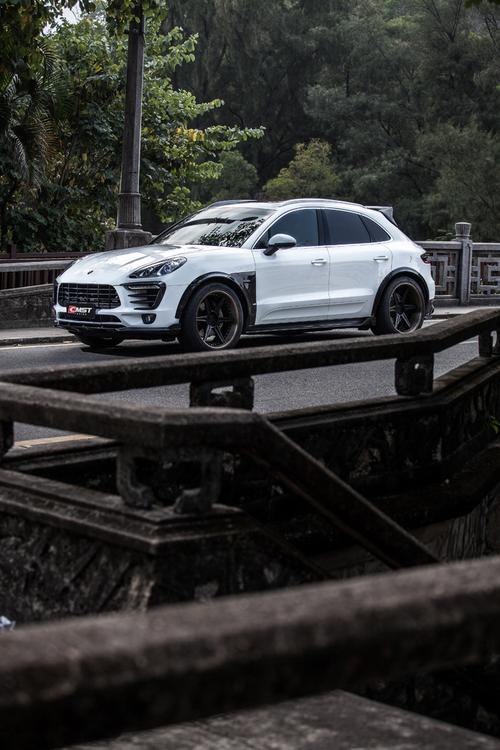 run! 黄昏中奋力奔跑的保时捷macan