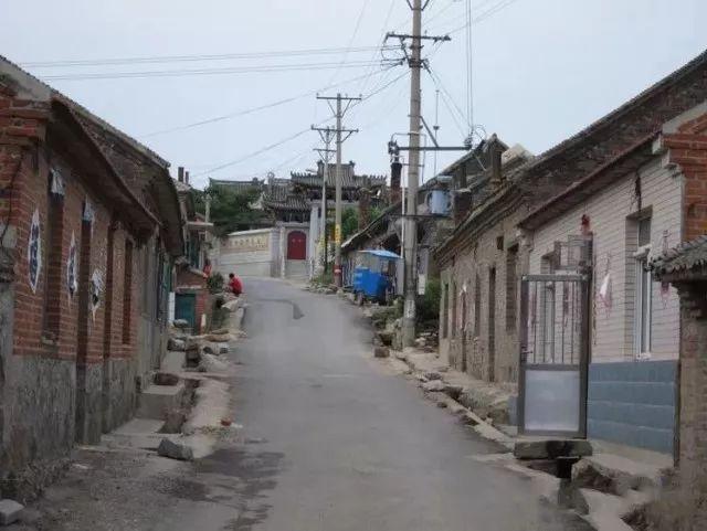 穿过沙土路边的民房,再往前就是一片开阔 青堆镇位于辽宁省庄河市东部