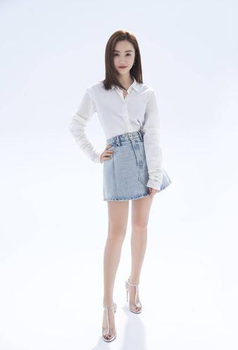 39岁杨蓉生日写真释出衬衫短裙甜美优雅