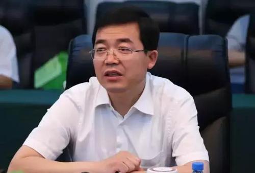 威海市长张海波自大学起便来到了青岛,毕业后留校在青岛大学任职十余