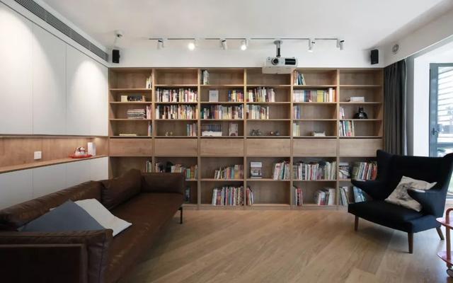沙发背景墙采用一整面墙书柜设计,好看又实用!